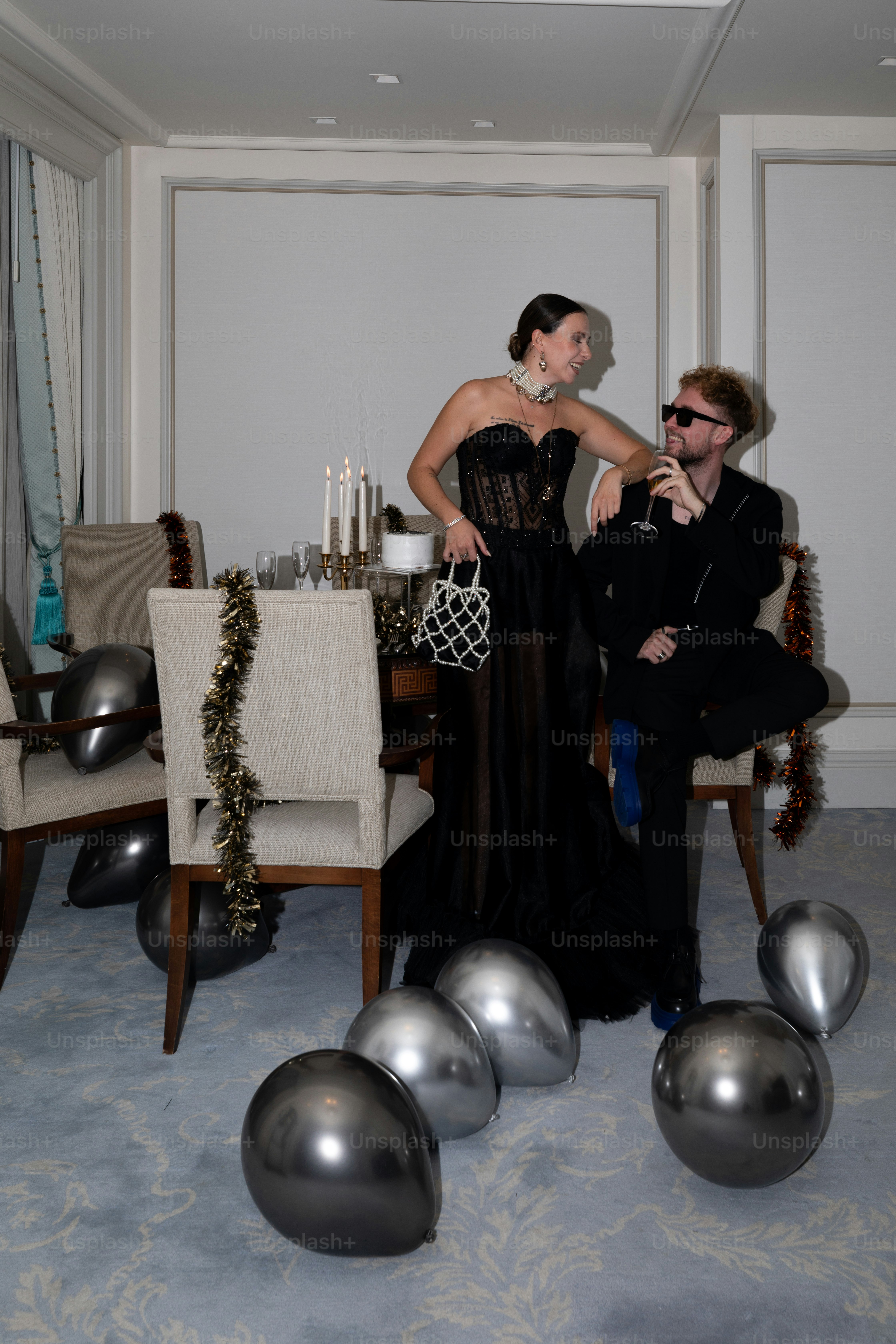 Ein Mann steht neben einer Frau in einem schwarzen Kleid