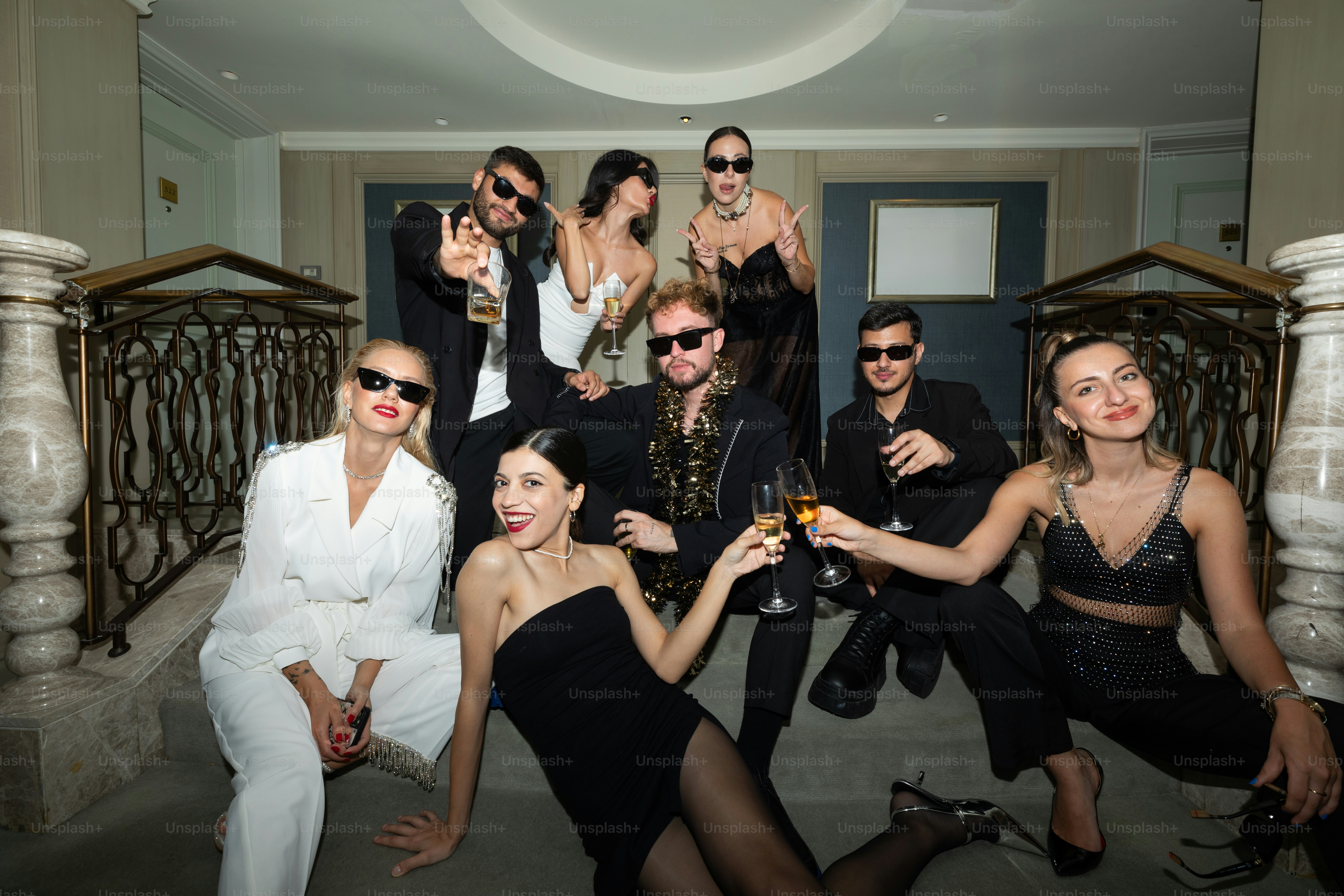 eine Gruppe von Menschen, die für ein Foto posieren