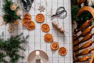 un tavolo sormontato da fette d'arancia e una candela