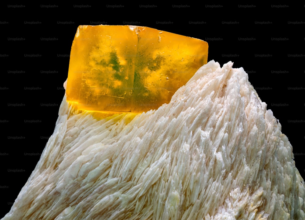 um close up de um pedaço de material amarelo e branco