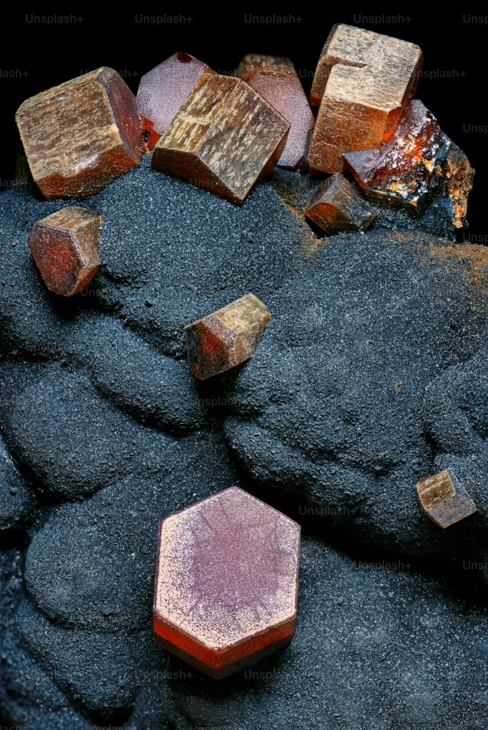 a bunch of rocks that are sitting on the ground