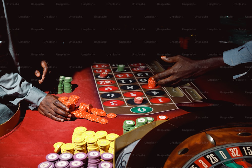 uma mesa de casino com um monte de fichas sobre ele