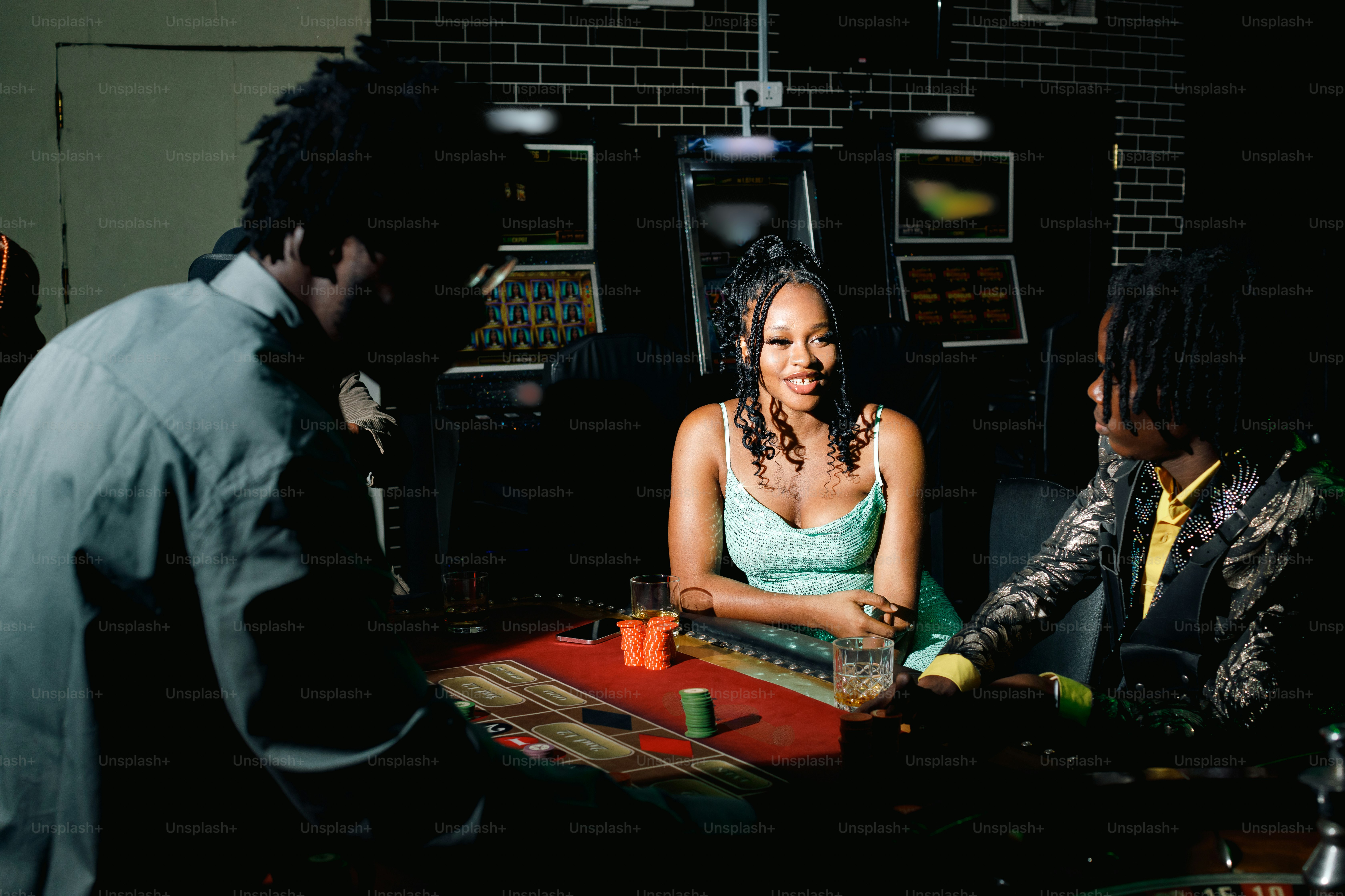 un gruppo di persone sedute intorno a un tavolo