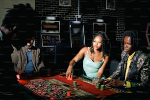 um grupo de pessoas sentadas ao redor de uma mesa jogando um jogo