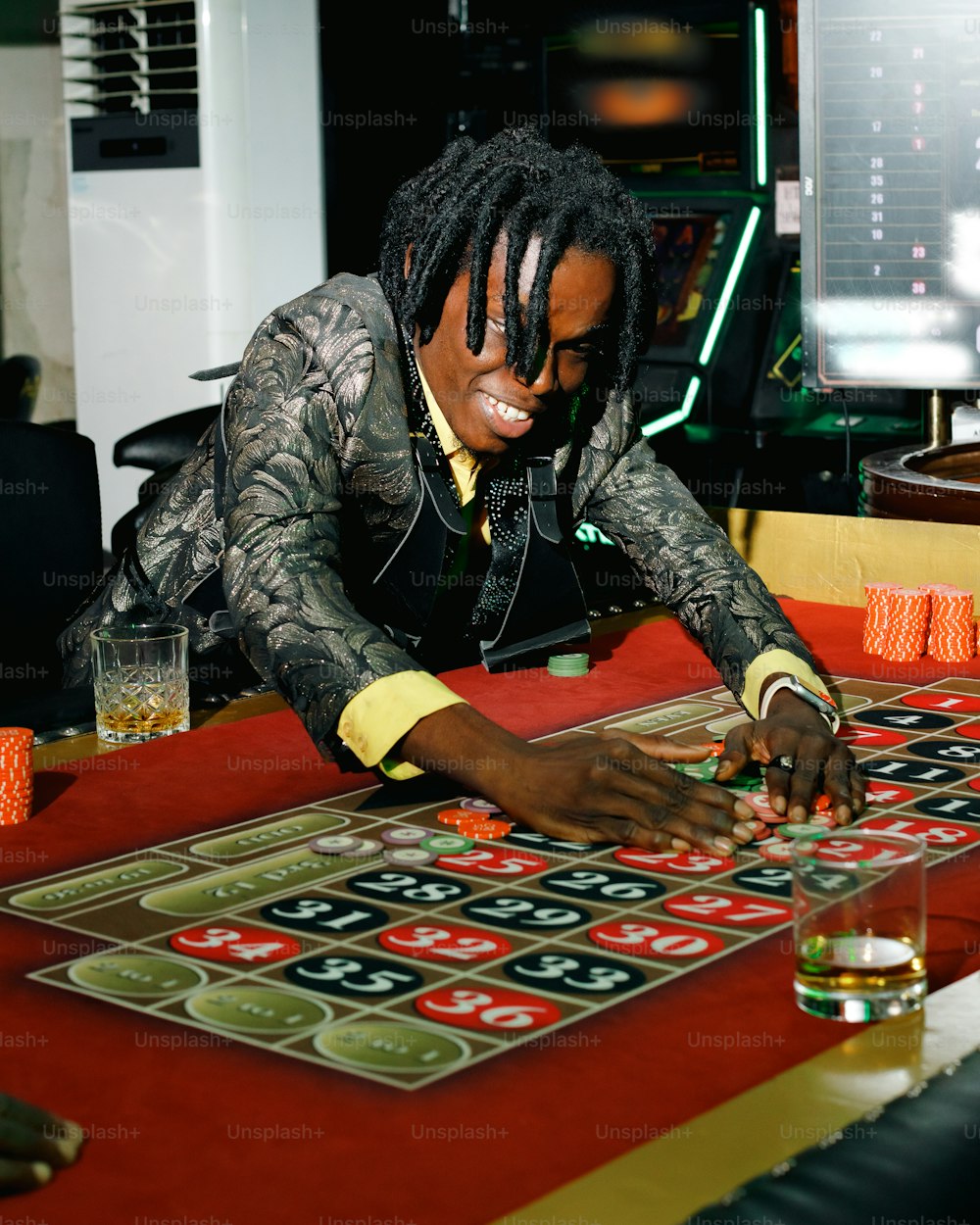 Un hombre con una chaqueta negra jugando un juego de roule