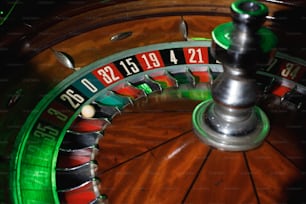 Un primer plano de una ruleta de casino