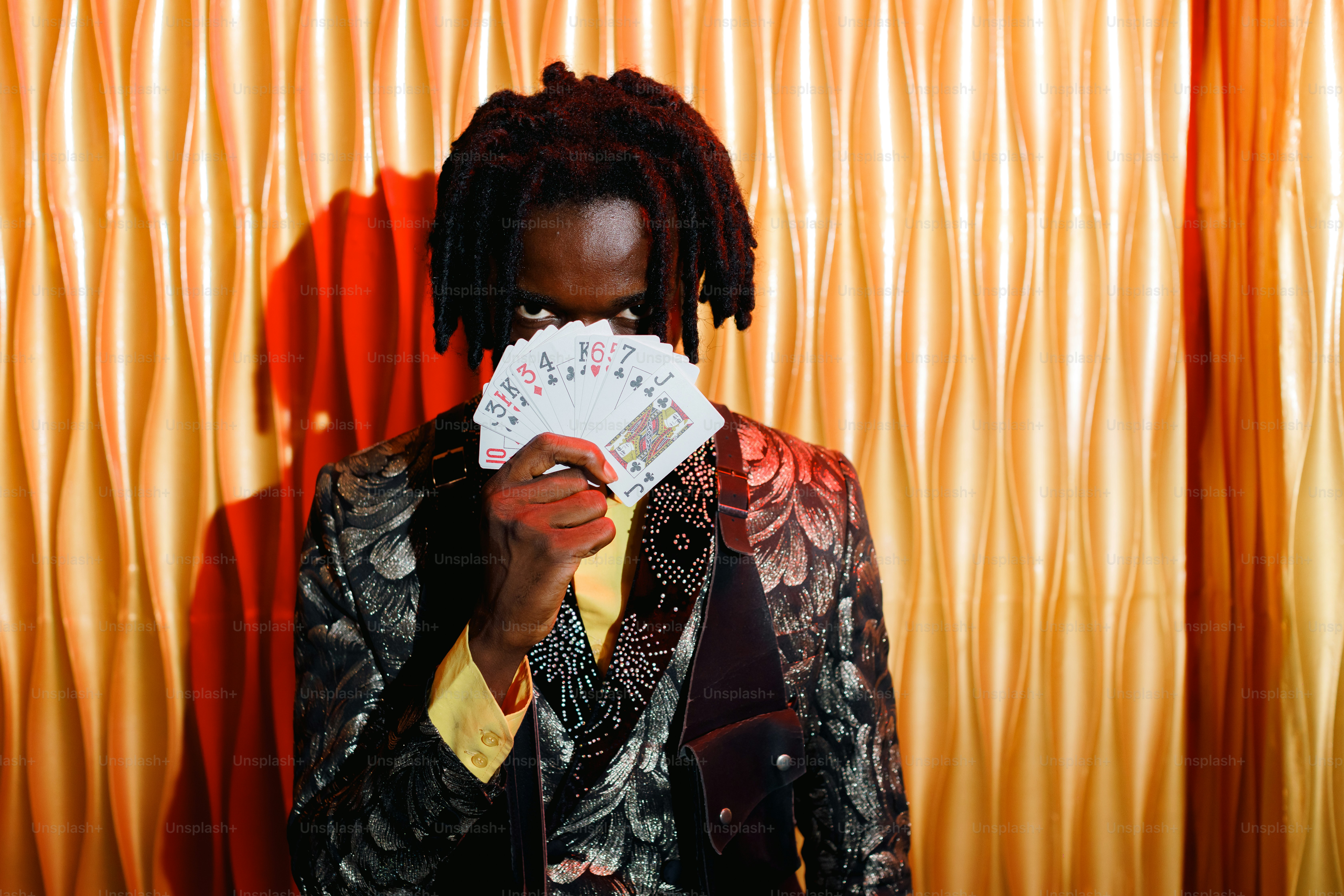 una persona che tiene una carta davanti al viso