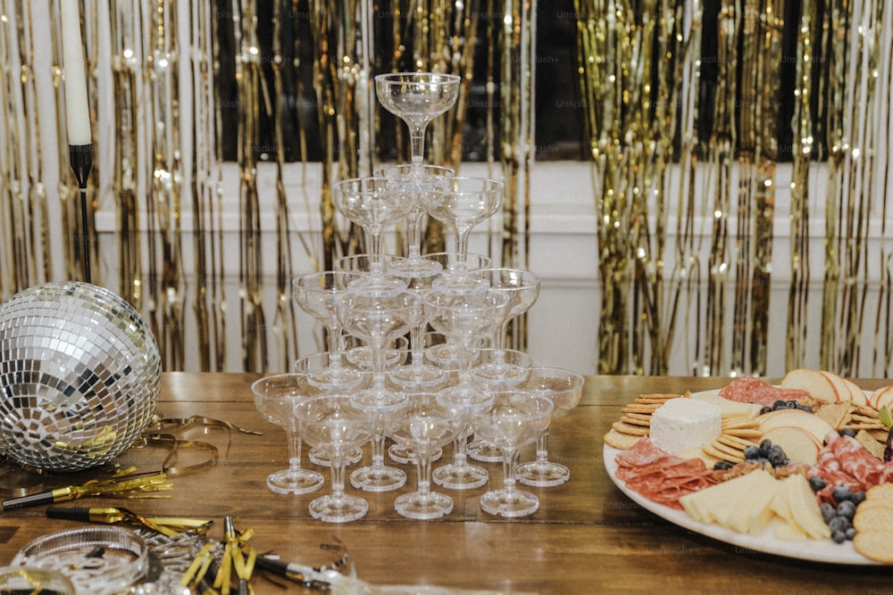 une table surmontée d’une assiette de verres à vin et à vin