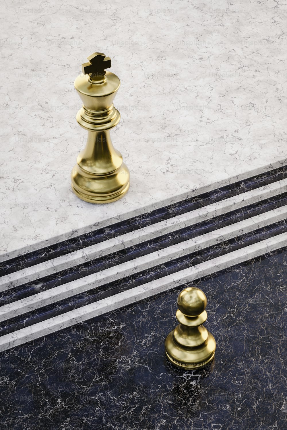 uma peça de xadrez dourada sentada em cima de um piso de mármore