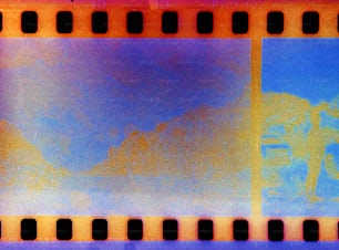 una striscia di pellicola con l'immagine di un uomo a cavallo