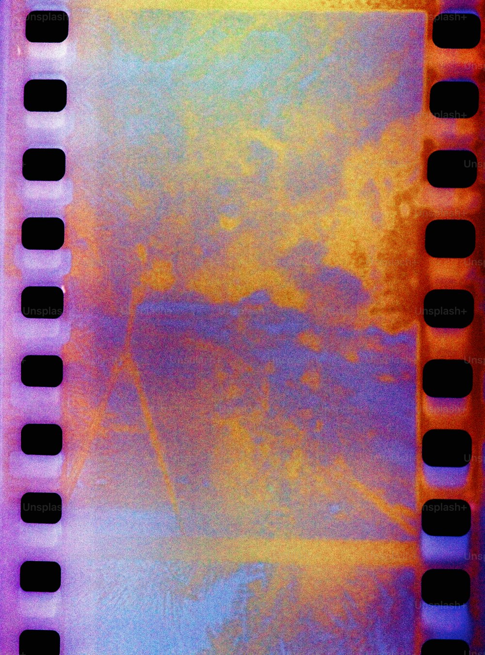 un primo piano di una striscia di pellicola con uno sfondo sfocato