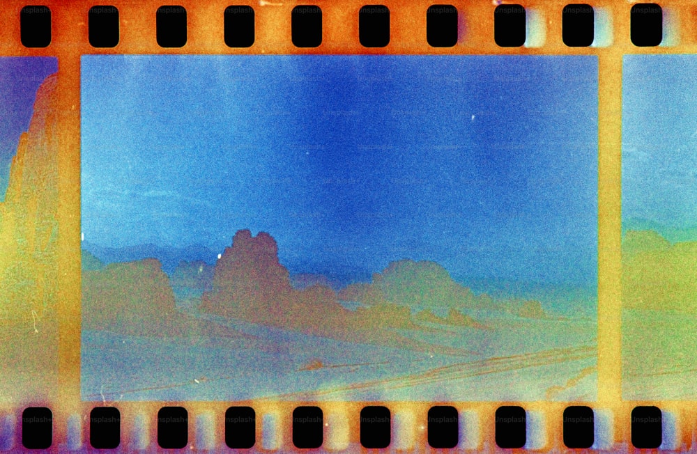 una tira de película con una imagen de montañas en el fondo