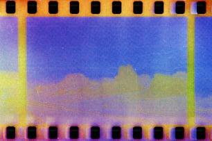 una striscia di pellicola con un cielo blu sullo sfondo