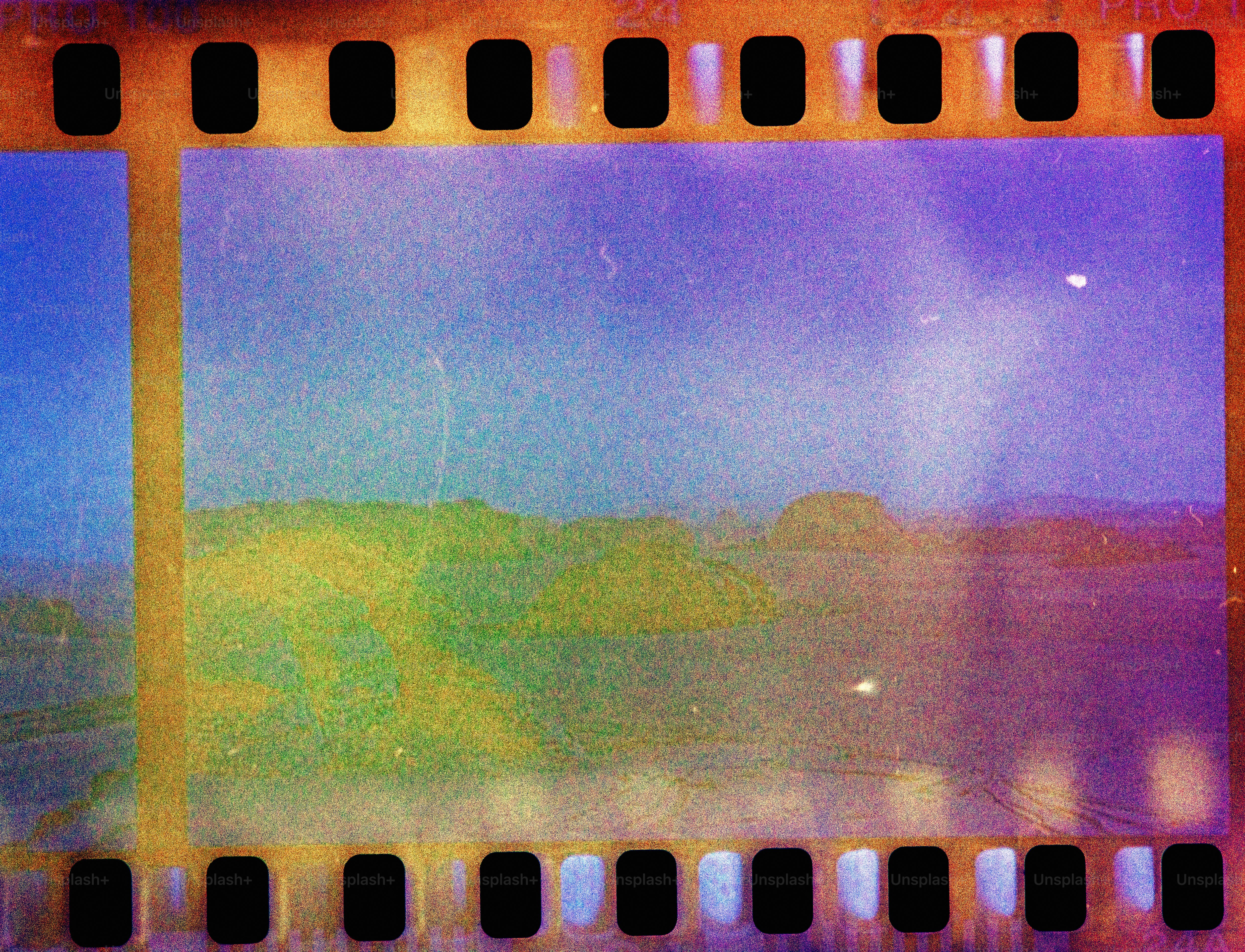 uma tira de filme com uma imagem de uma paisagem sobre ela