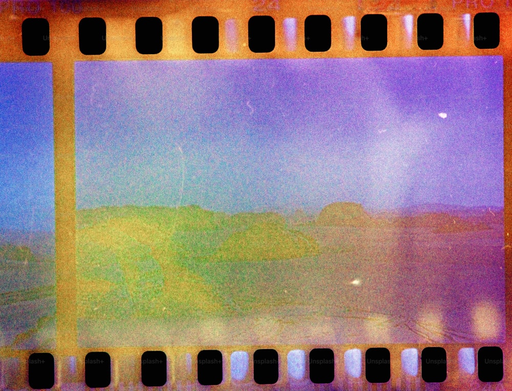 una tira de película con la imagen de un paisaje
