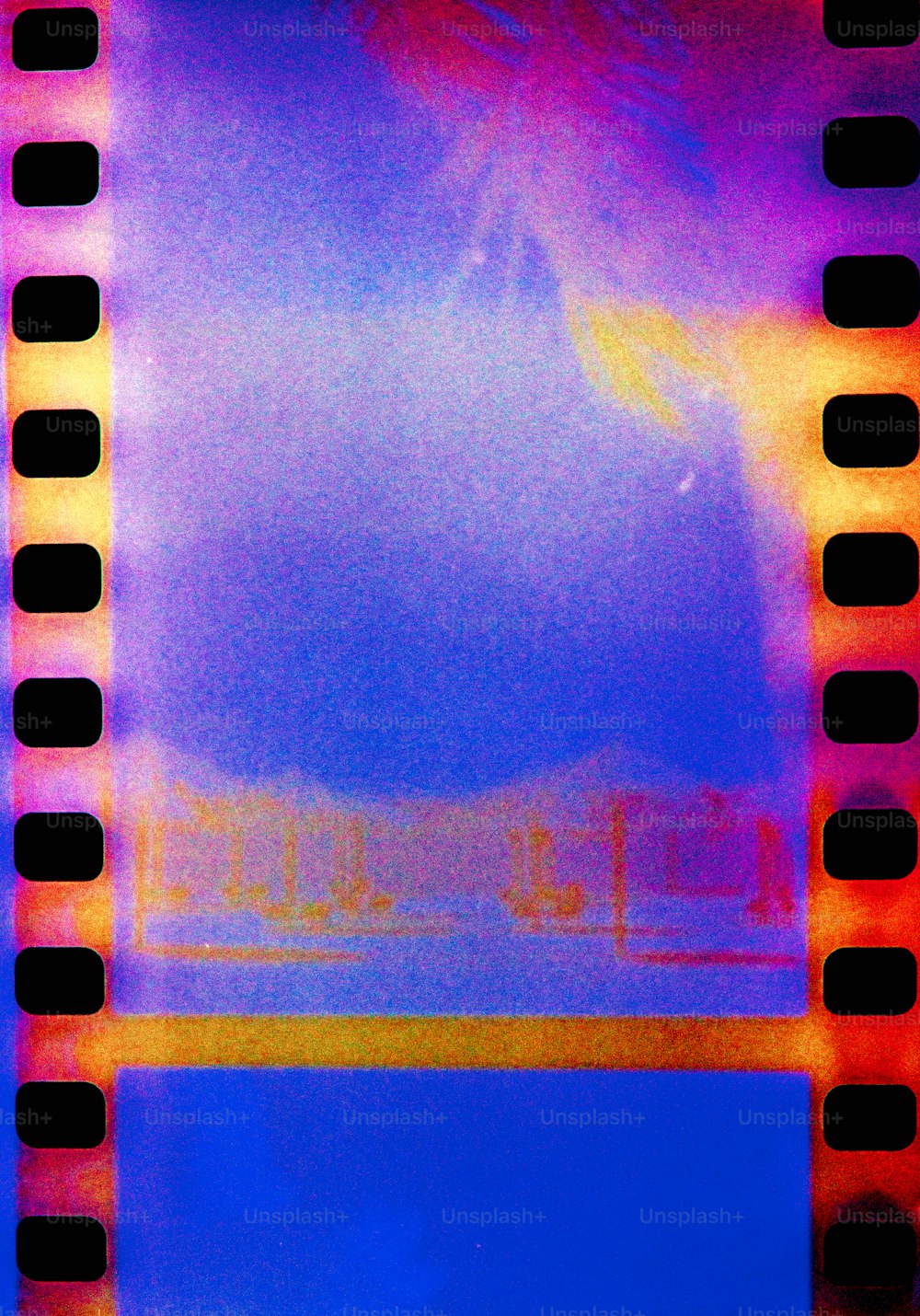 uma tira de filme com um céu azul no fundo