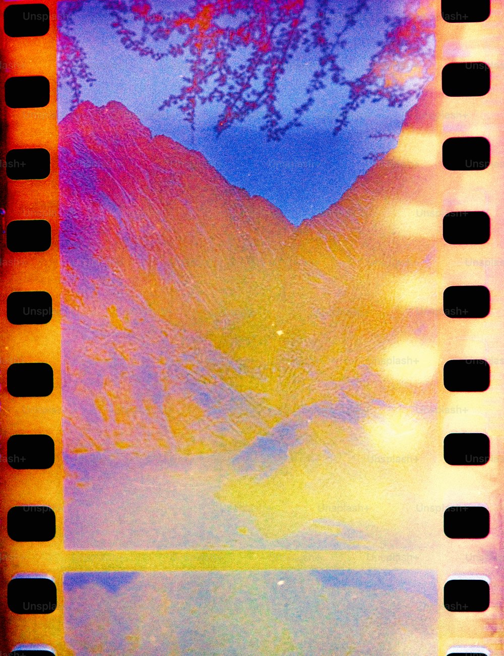 una tira de película con una imagen de una montaña en el fondo