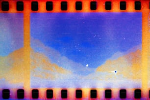 uma tira de filme com um céu azul e montanhas ao fundo