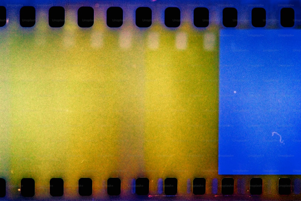Un primer plano de una tira de película con cuadrados azules y amarillos