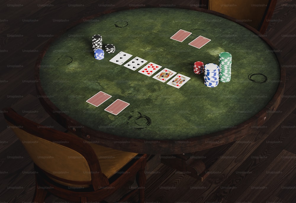 카드와 주사위가 있는 테이블