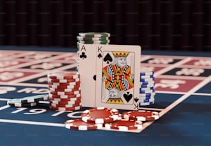 uma mesa de casino com fichas de poker e cartas de baralho