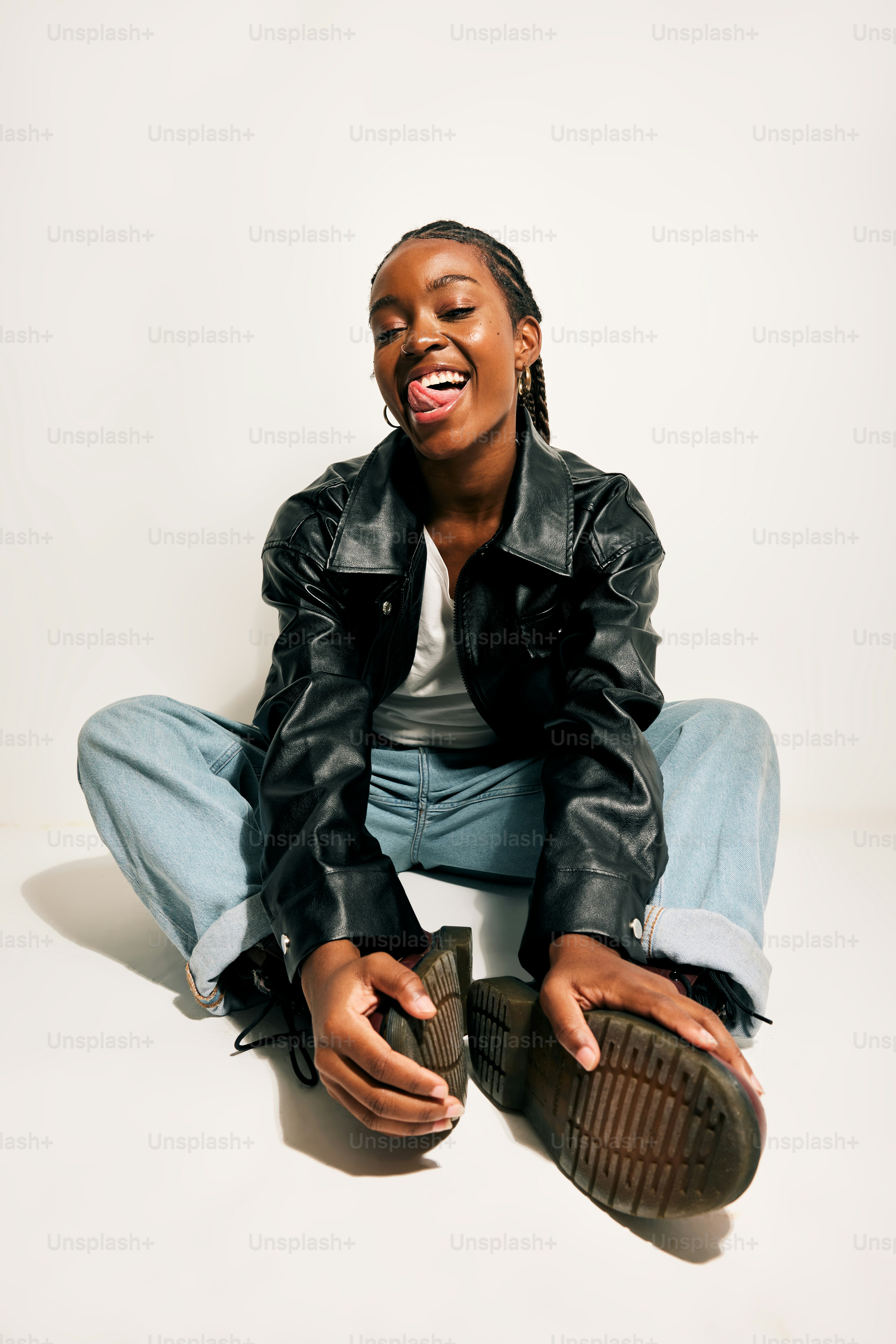 地面に座り込み、口を開けている女性