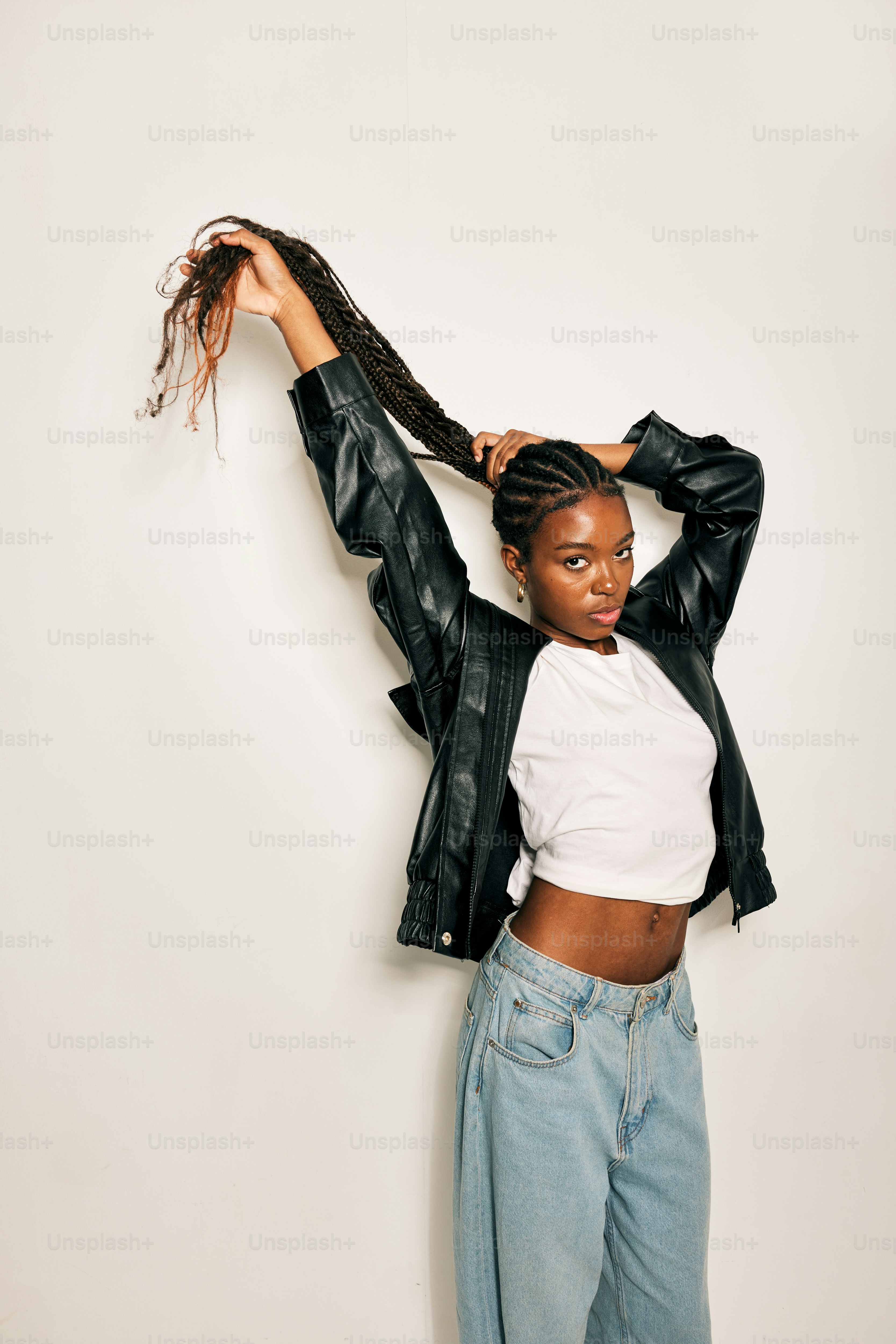 uma mulher de camisa branca e calça jeans posando para uma foto