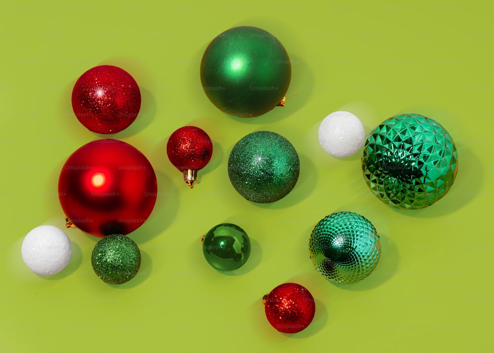 Uma coleção de ornamentos de Natal em um fundo verde