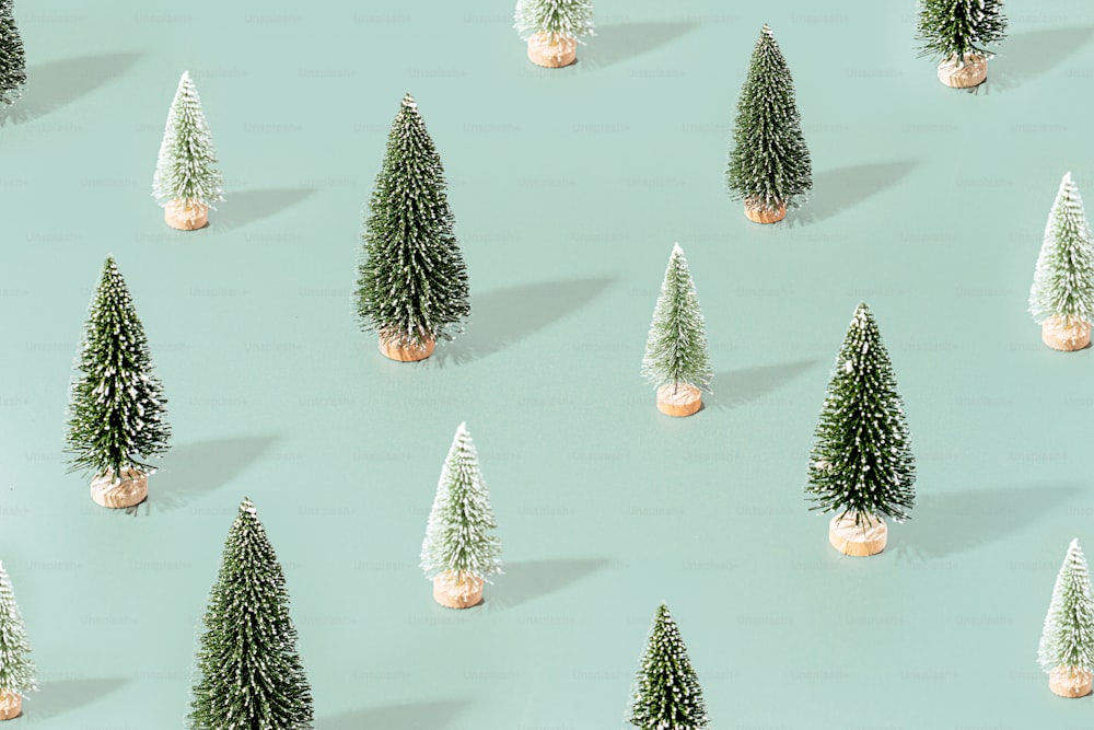 Un gruppo di piccoli alberi di Natale seduti sopra un tavolo