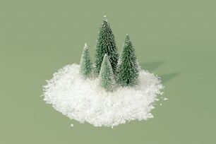 Tres pequeños árboles de Navidad sentados encima de una pila de nieve
