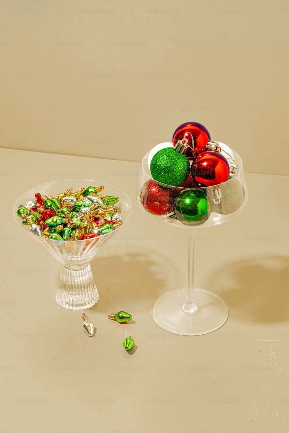 un bol de bonbons et un bol de bonbons sur une table