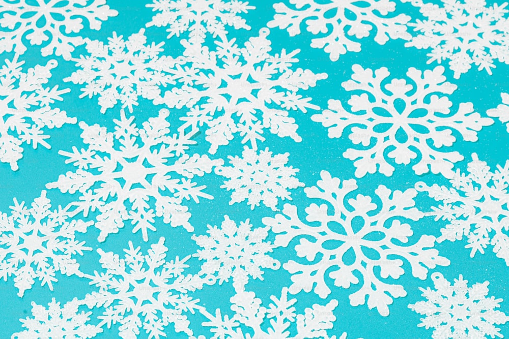um close up de um padrão de floco de neve em um fundo azul
