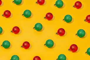 黄色の背景に緑と赤のボールのグループ