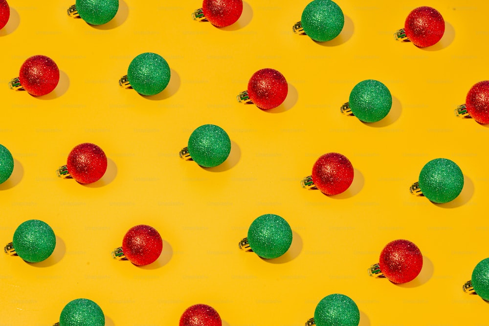 un groupe de boules vertes et rouges sur fond jaune