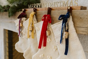 Un calcetín de Navidad colgando de un manto