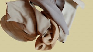 un primer plano de una bufanda sobre un fondo amarillo