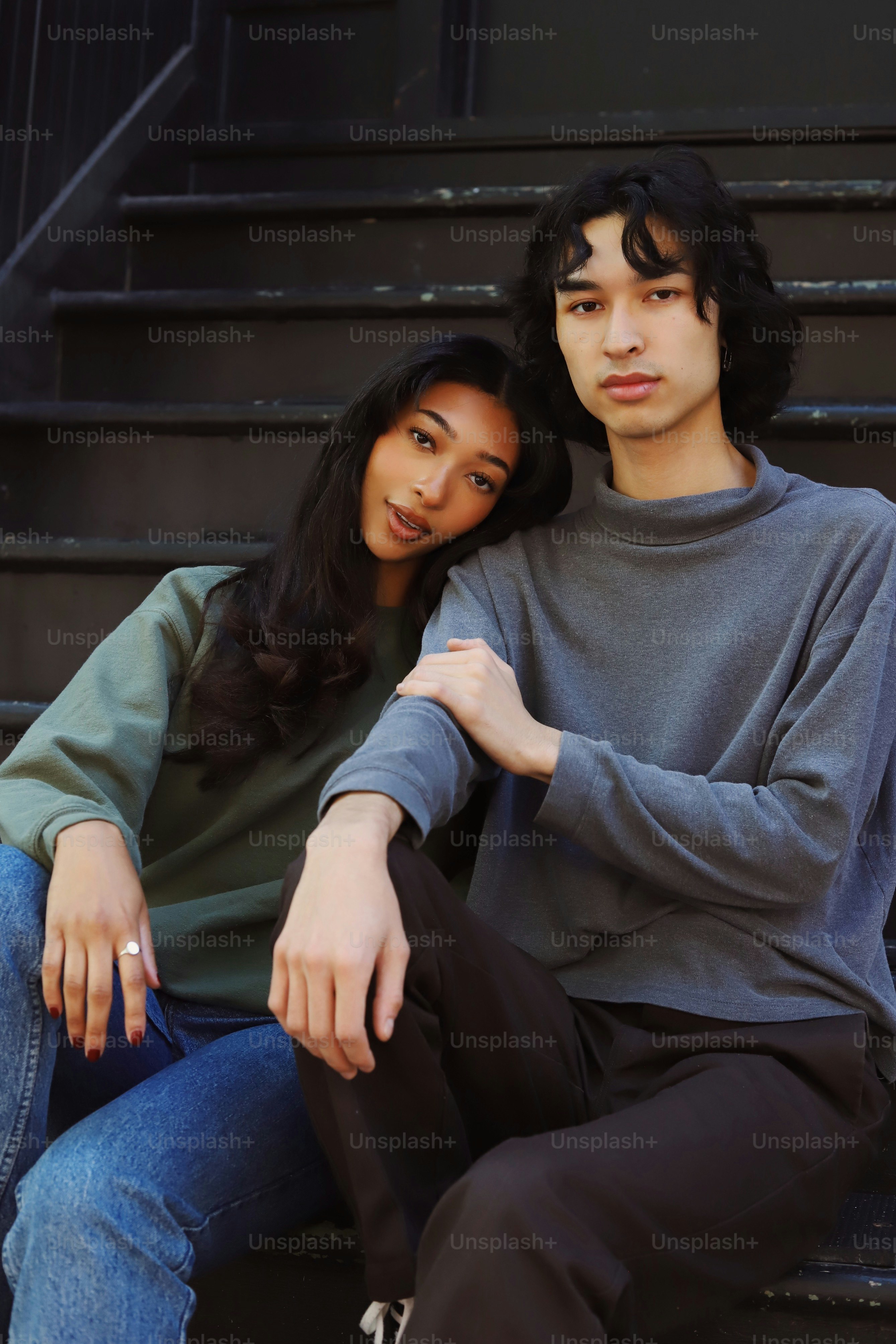 Ein Mann und eine Frau sitzen auf einer Treppe