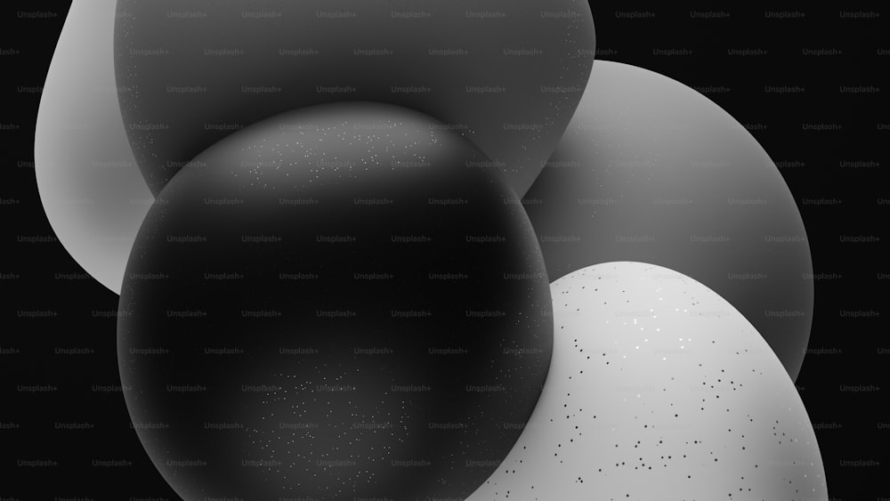 Una foto en blanco y negro de un montón de pelotas