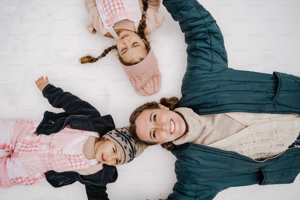 um grupo de pessoas deitado em cima de um chão coberto de neve