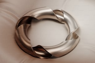 ein kreisförmiges Metallobjekt auf einer weißen Oberfläche