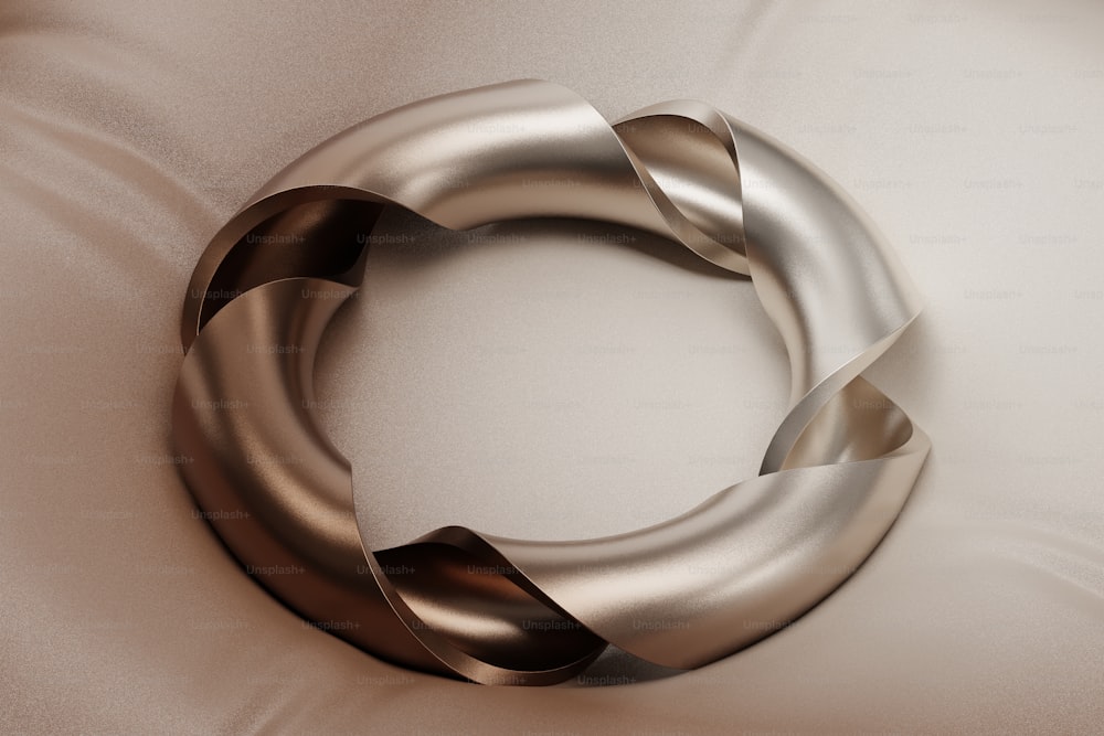 un objeto metálico circular sobre una superficie blanca