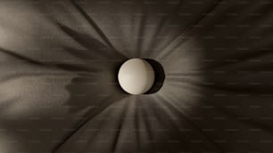 Ein Ei sitzt mitten in einem dunklen Raum
