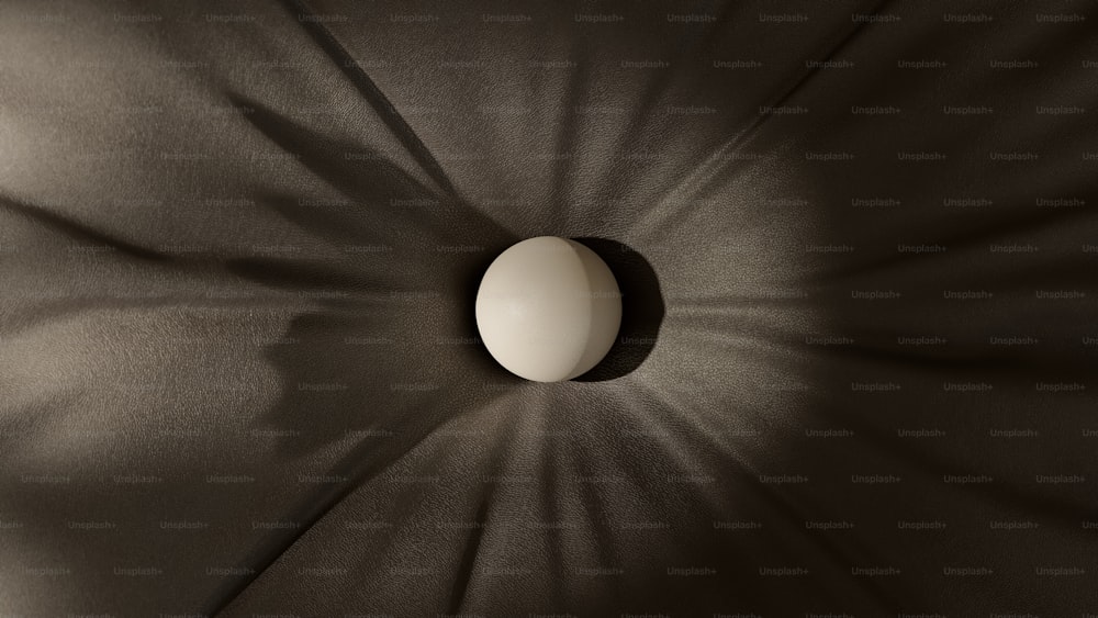 um ovo está sentado no meio de um quarto escuro