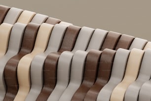 un primo piano di una fila di sedie di diversi colori