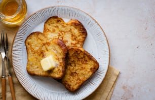 ein weißer Teller mit drei Toastscheiben