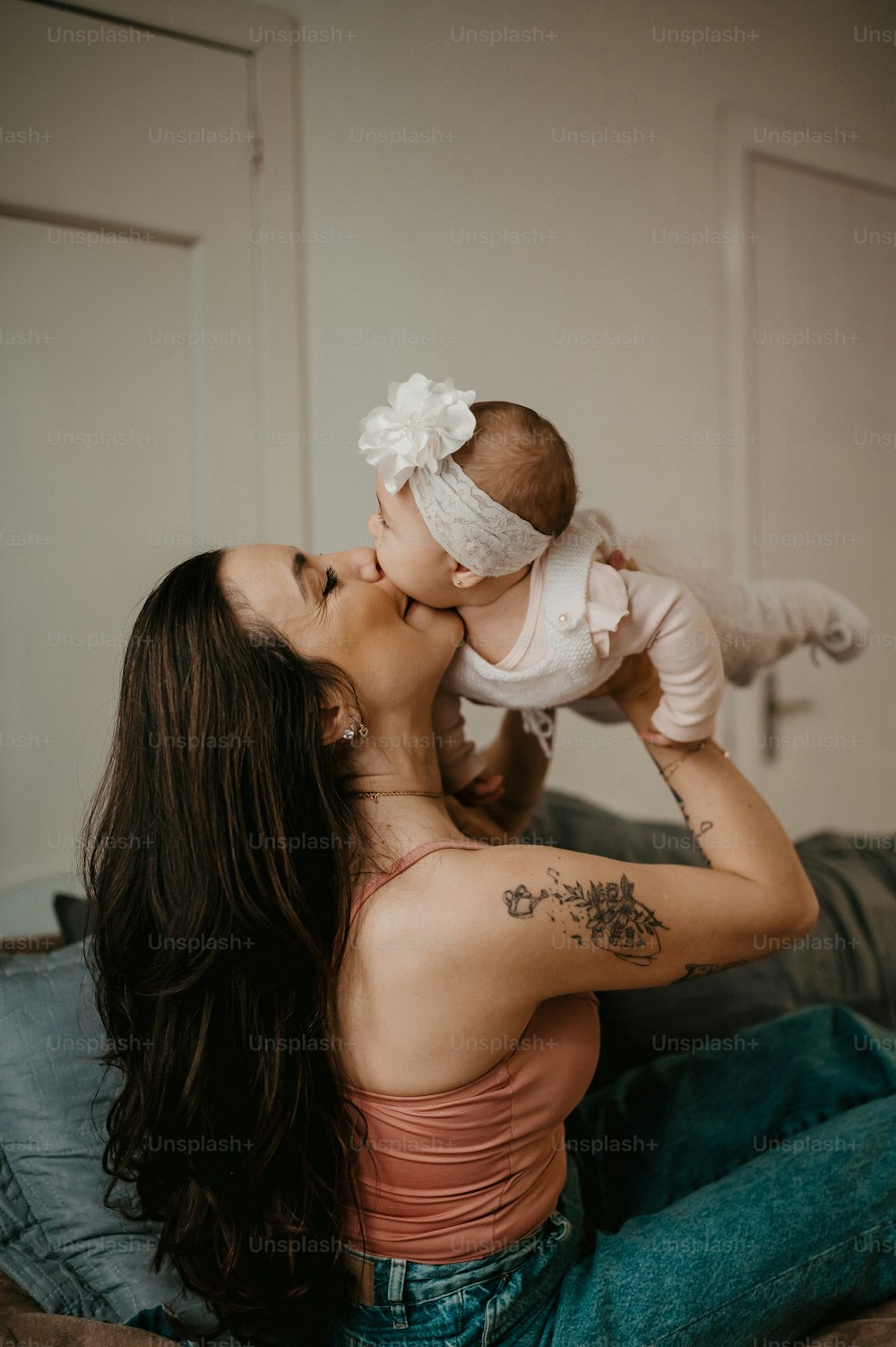 une femme tenant un bébé contre son visage