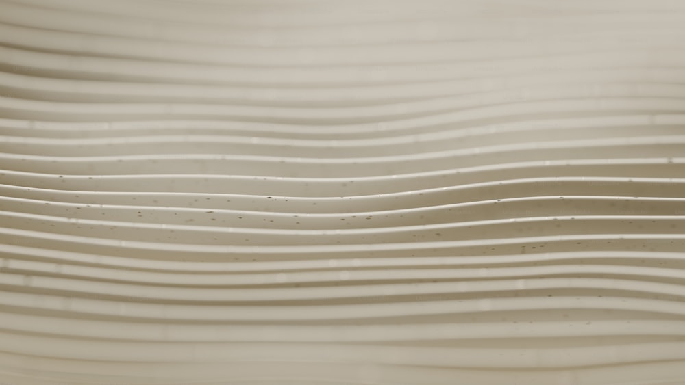 Un primer plano de un patrón ondulado en una pared