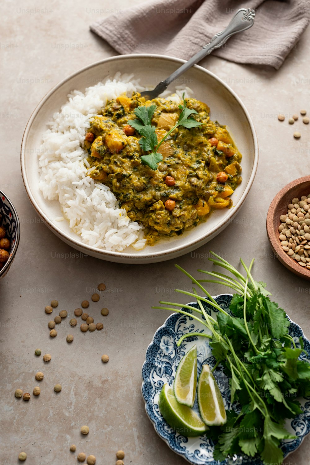 un plato de comida con arroz, frijoles y cilantro