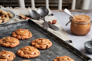 uma bandeja de biscoitos com manteiga de amendoim por cima