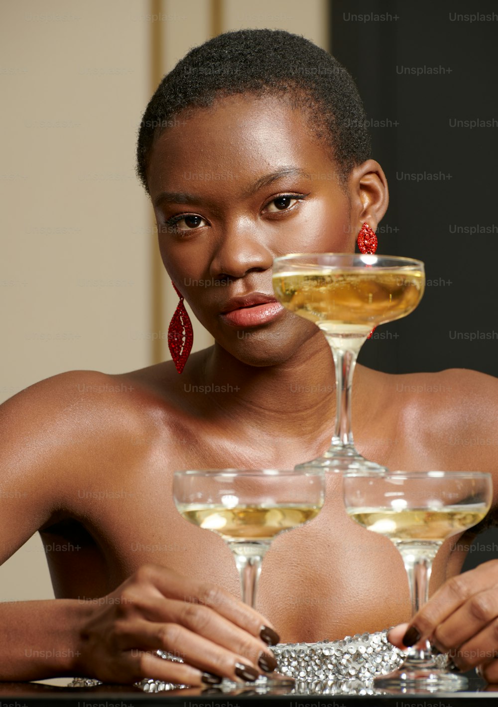 와인 세 잔과 함께 테이블에 앉아있는 여성